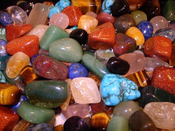 farbige Steine ​​als Glückstalismane